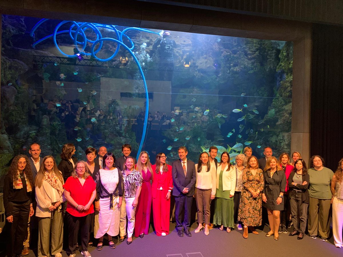 Gracias a mis compañeras por hacerlo posible, en especial a <a href="/karmelelo1/">karmelelo</a> por todos estos años de proyectos maravillosos.