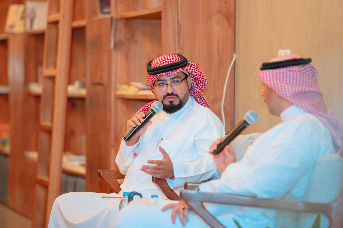 naif_alfaisal's tweet image. في النسخة الرابعة من #الشريك_الأدبي 
كنت متحدثا ومحاورا ومديرا لبعض الجلسات،
لكنني قبل ذلك كنت &quot;متعلمًا&quot;
تعلمت أن الحوار الجيد لا يبدأ بالسؤال
بل بفن الإنصات،
والسؤال الحقيقي لا يُحضّر مسبقا
بل يُولد من الحديث نفسه..

أجود الأسئلة هي التي نصل إليها..
لا التي نحملها معنا.