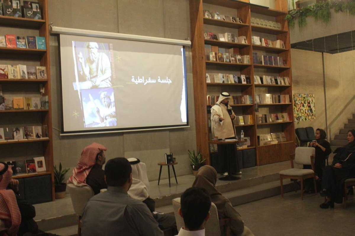 naif_alfaisal's tweet image. في النسخة الرابعة من #الشريك_الأدبي 
كنت متحدثا ومحاورا ومديرا لبعض الجلسات،
لكنني قبل ذلك كنت &quot;متعلمًا&quot;
تعلمت أن الحوار الجيد لا يبدأ بالسؤال
بل بفن الإنصات،
والسؤال الحقيقي لا يُحضّر مسبقا
بل يُولد من الحديث نفسه..

أجود الأسئلة هي التي نصل إليها..
لا التي نحملها معنا.