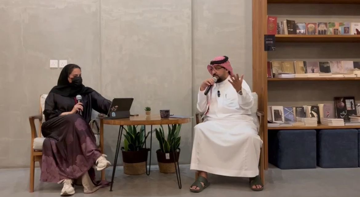 naif_alfaisal's tweet image. في النسخة الرابعة من #الشريك_الأدبي 
كنت متحدثا ومحاورا ومديرا لبعض الجلسات،
لكنني قبل ذلك كنت &quot;متعلمًا&quot;
تعلمت أن الحوار الجيد لا يبدأ بالسؤال
بل بفن الإنصات،
والسؤال الحقيقي لا يُحضّر مسبقا
بل يُولد من الحديث نفسه..

أجود الأسئلة هي التي نصل إليها..
لا التي نحملها معنا.