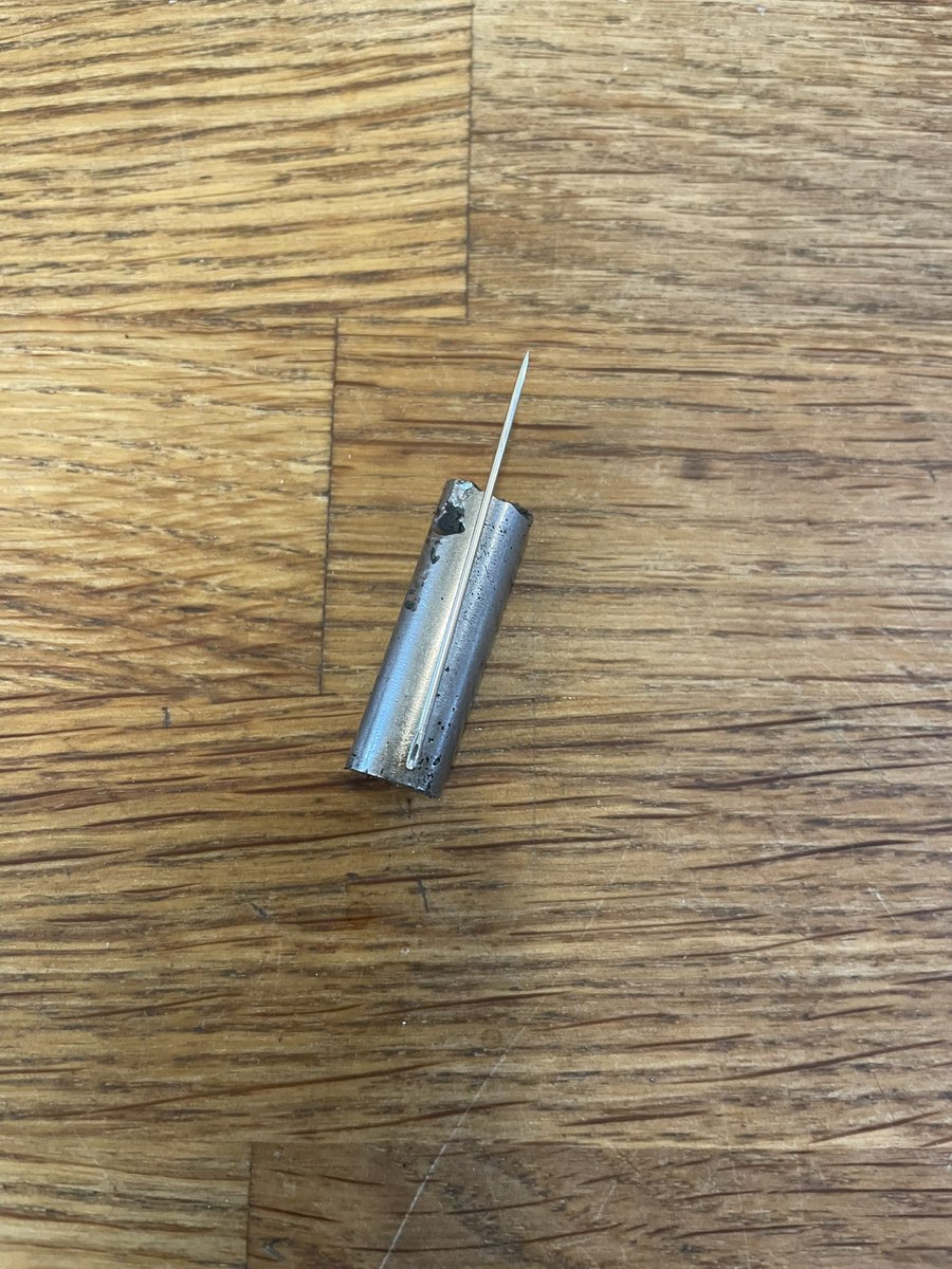 Nu hvor lægen siger mit øje er okay ish, kan jeg dele det hjemmelavede aggregat jeg brugte til at skrabe splinten ud. En magnet fra en defekt ABS sensor og en synål… hygiejne på 0, risiko på 10, som en shawarma klokken 3 om natten. 

Så alt i alt en god oplevelse.