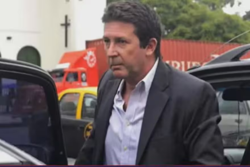 neahoycom's tweet image. 👨‍⚖️🕛 Fabián Rossi fue el primero en presentarse en #ComodoroPy. La #JUSTICIA  ordenó detenerlo tras su condena en una causa por #lavadodeactivos y enfrenta 4 años y medio de #prision