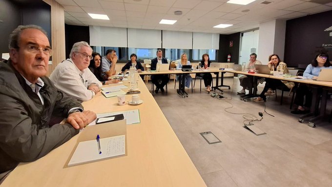 Farmaceuticos_'s tweet photo. 🏛 Nueva reunión del Foro AF-FC 🏛
📍 En ella, se ha acordado la realización de un piloto para que los farmacéuticos comunitarios aporten su opinión sobre el trabajo realizado en la identificación de estándares profesionales para la prestación de #SPFA.
🖊 Además, se han abordado definiciones sobre la farmacia asistencial y social para aclarar conceptos relacionados con su clasificación.
📅 Y se ha preparado la mesa del próximo Congreso de @PhCare_es.