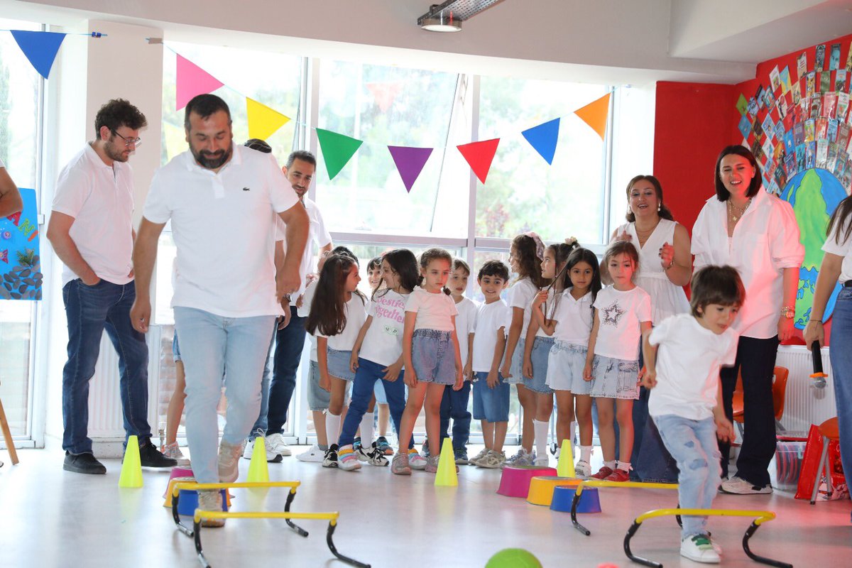 BKkarsiyaka's tweet photo. Sürdürülebilirlik temalı “Çocukça Hayaller” yıl sonu etkinliğimizde okul öncesi öğrencilerimiz, aileleri ile birlikte eğlenceli istasyonlara katılarak keyifli bir gün geçirdiler🎈👨‍👩‍👦

#SıraSende
#ÇocukçaHayaller https://t.co/aRBby3zh7B