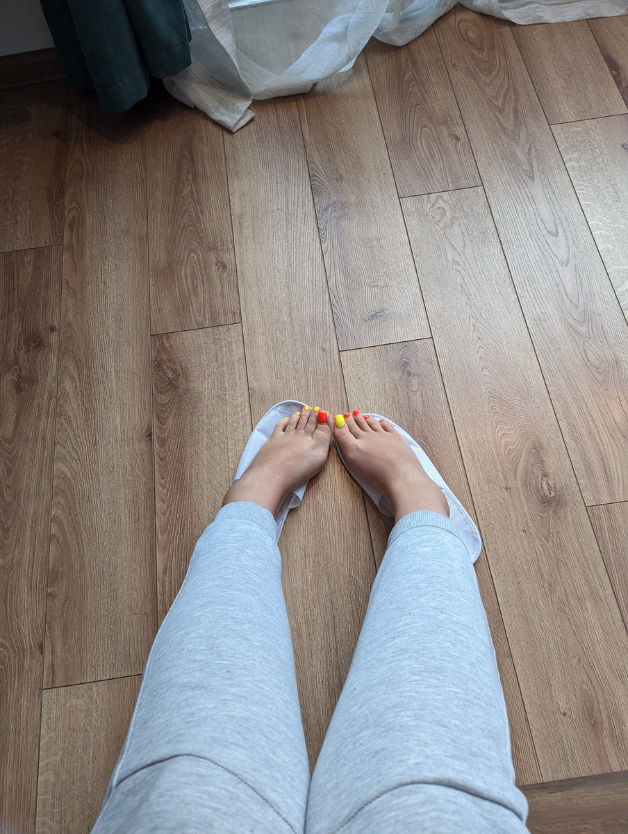 MissisFeet's tweet photo. @FootFHub @AlaiaHallows I vote with both feet! https://t.co/vHRV8N9X6V