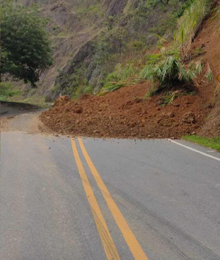 #Atención conductores. Paso restringido a un carril por deslizamientos en los km 12 y 18 de la vía Santa Cecilia - Pueblo Rico, y en el km 10 de la vía Apía - La Virginia #Risaralda
