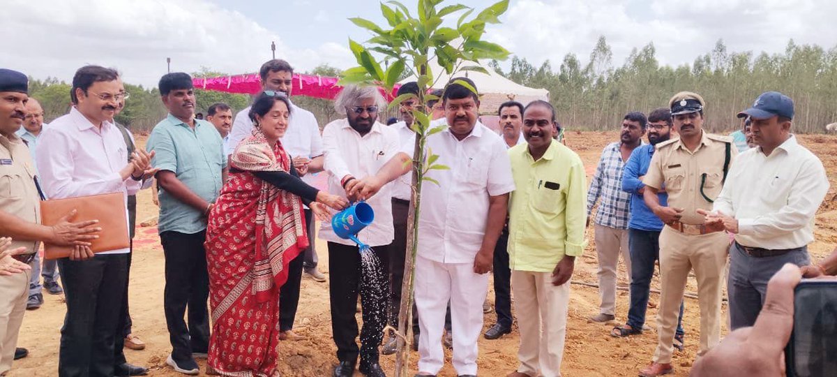 haruvegowda's tweet photo. ಬೆಂಗಳೂರುಗೆ ಮತ್ತೊಂದು “ಲಾಲ್‌ಬಾಗ್” ಮಾದರಿಯ ಜೈವಿಕ ಉದ್ಯಾನವನ!

ಯಲಹಂಕದ ಮಾದಪ್ಪನಹಳ್ಳಿಯಲ್ಲಿ 153 ಎಕರೆ ಜಮೀನಿನಲ್ಲಿ ಜೈವಿಕ ಉದ್ಯಾನವನ ಸ್ಥಾಪನೆಗೆ ಭೂಹಸ್ತಾಂತರದ ಮೂಲಕ ಮೊದಲ ಹೆಜ್ಜೆ ಇಡಲಾಗಿದೆ. ಈ ಪ್ರಕ್ರಿಯೆ ನನ್ನ ಸಮ್ಮುಖದಲ್ಲಿ ಇಂದು ಯಶಸ್ವಿಯಾಗಿ ಪೂರ್ಣಗೊಂಡಿದೆ.

@eshwar_khandre 
@SManoharCONG https://t.co/w8iddERKNt