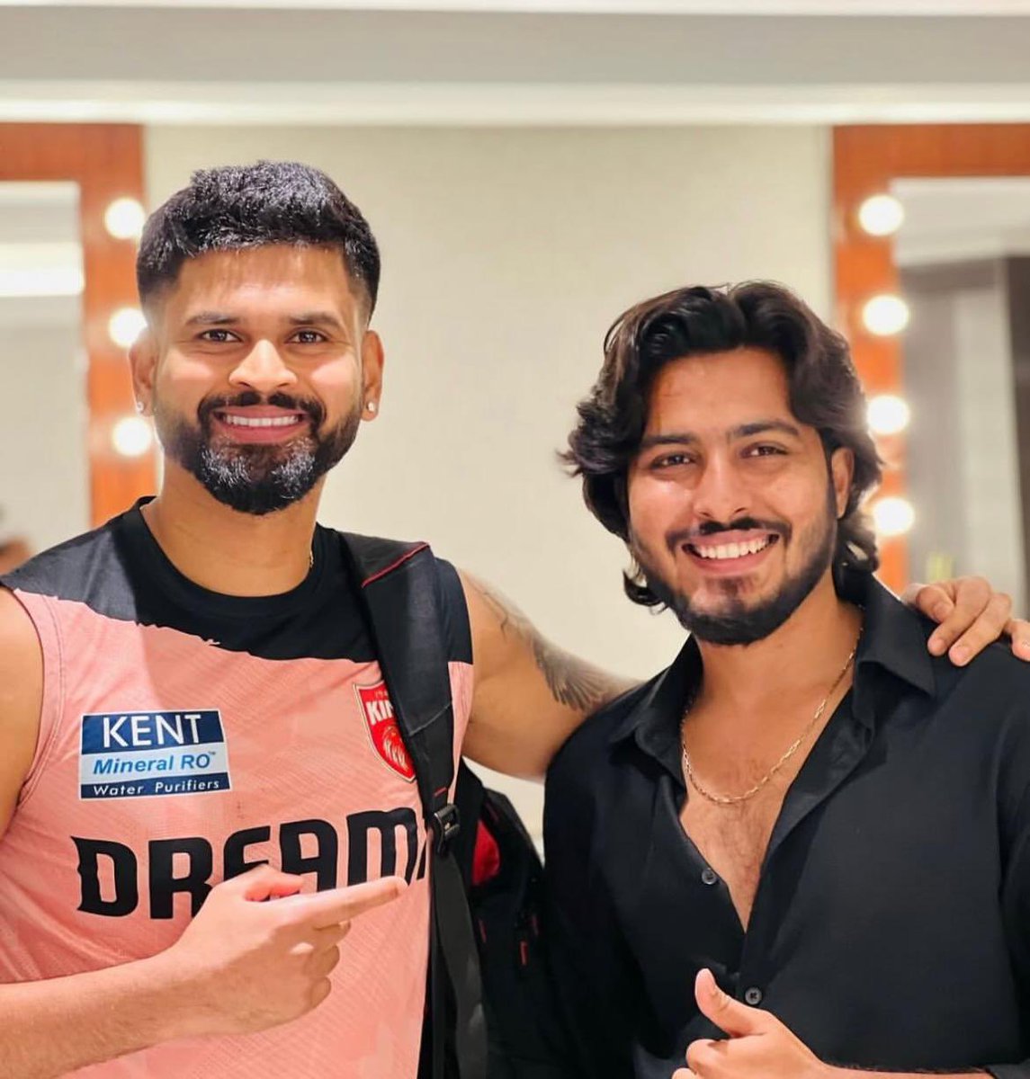 Buzzzookaprime's tweet image. Sarpanch Sahab’s haircut game is on point—finals ka scene set hai! 💇‍♂️🏆 #FinalReady #NewLookWhoDis #WinningLook #DesiSwag #OnFire