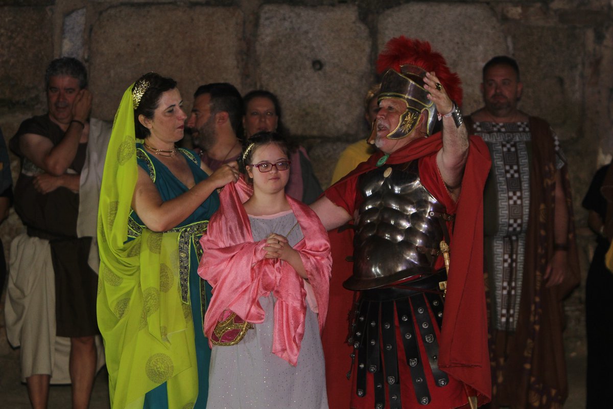 🗓️🏆El pasado miércoles 21, Indira Martínez de Ilarduya Preciado, en representación  del grupo Estudiantes por la Inclusión, recibió el velo de ciudadana romana en la  ceremonia del Fuego, en la XV edición de Emérita Lúdica. #QuererlaesCrearla 

🧩🧨Orgullosas y agradecidas