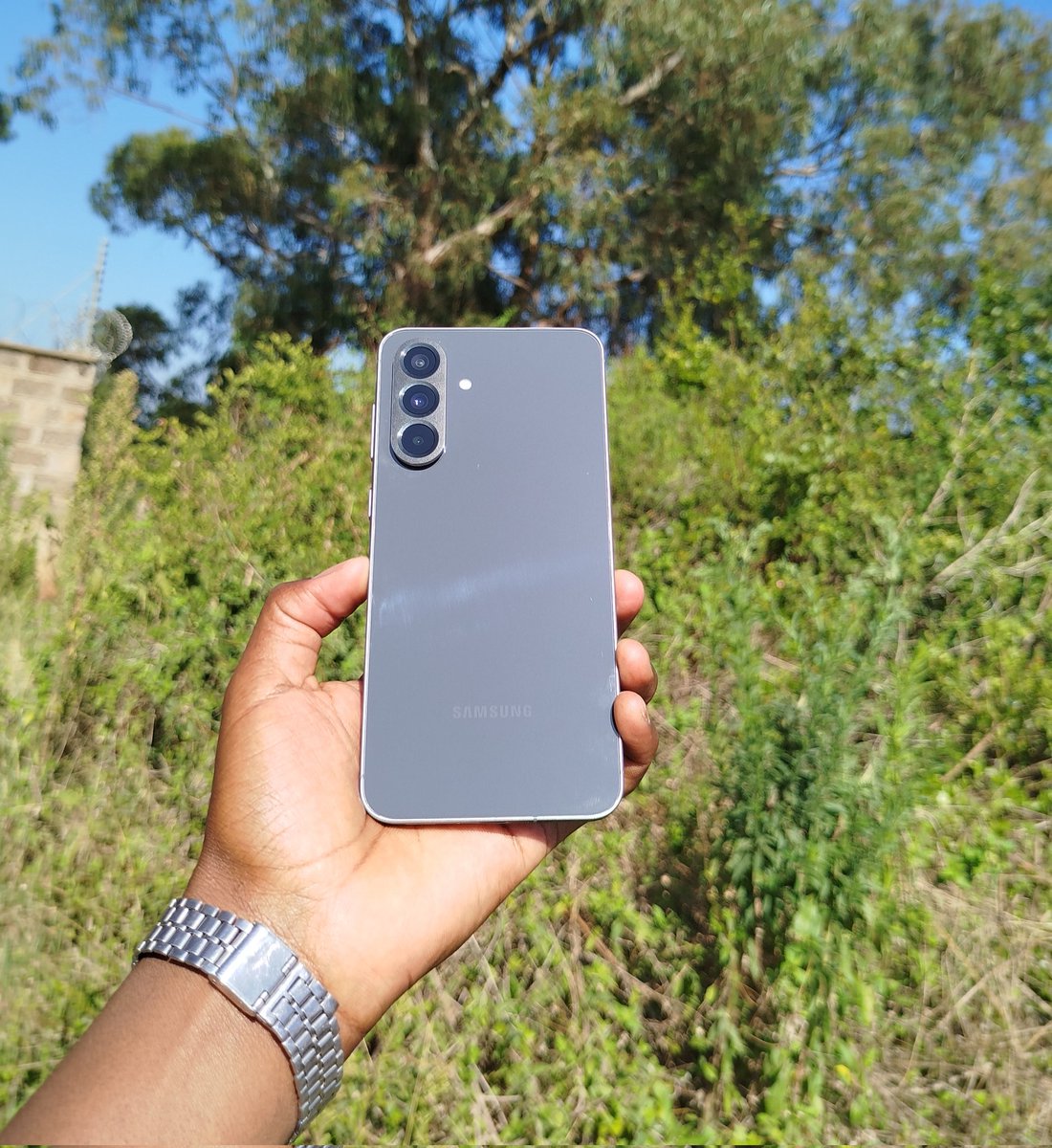 SangKip4's tweet photo. If you can't afford a phone avoid the Lipa pole pole like a plaque. Thank me later https://t.co/ShPIBPmUHd