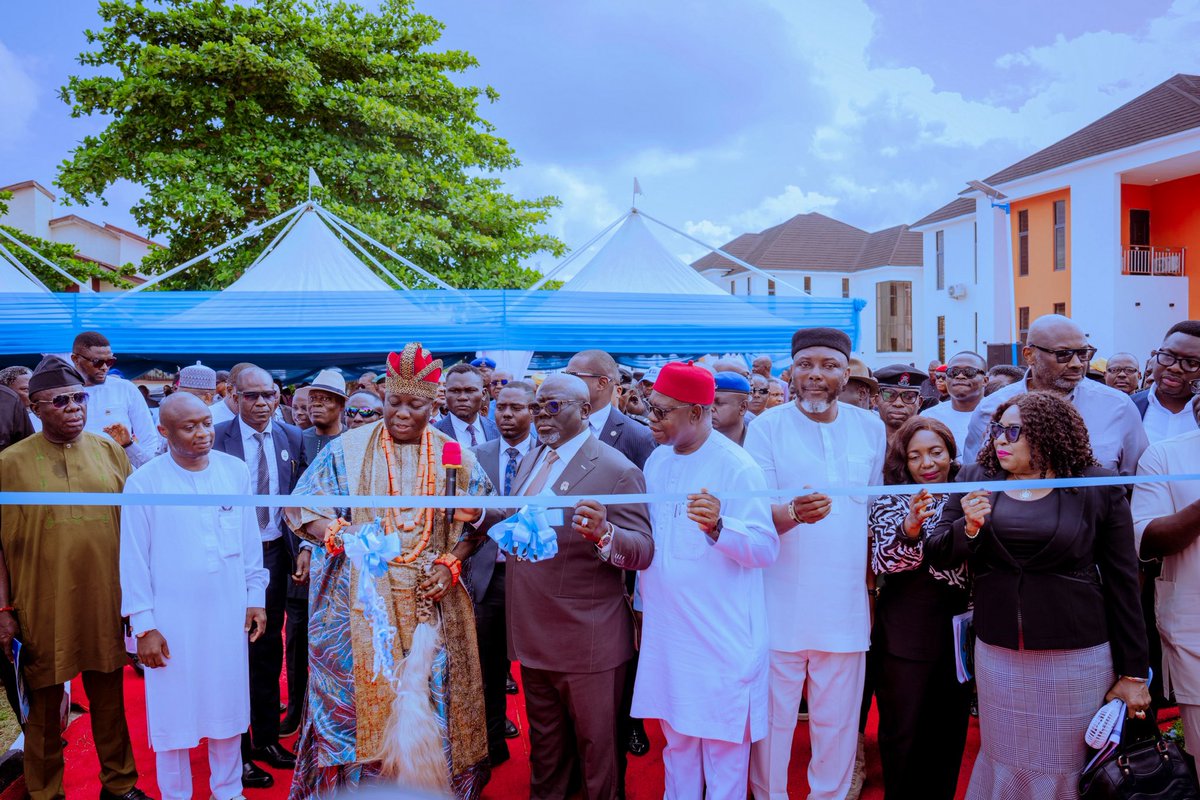 RtHonSheriff's tweet image. To bridge the accommodation deficit for Commissioners in their Quarters, today the Asagba of Asaba, Obi Prof. Epiphany Azinge (SAN), honoured us by inaugurating eight units of four-bedroom duplexes with attached Boys' Quarters in the Commissioners' Quarters, Asaba.
This…