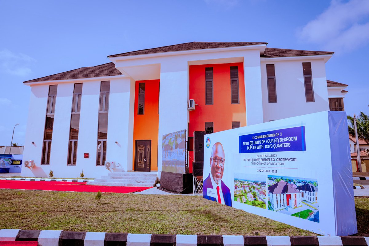 RtHonSheriff's tweet image. To bridge the accommodation deficit for Commissioners in their Quarters, today the Asagba of Asaba, Obi Prof. Epiphany Azinge (SAN), honoured us by inaugurating eight units of four-bedroom duplexes with attached Boys' Quarters in the Commissioners' Quarters, Asaba.
This…