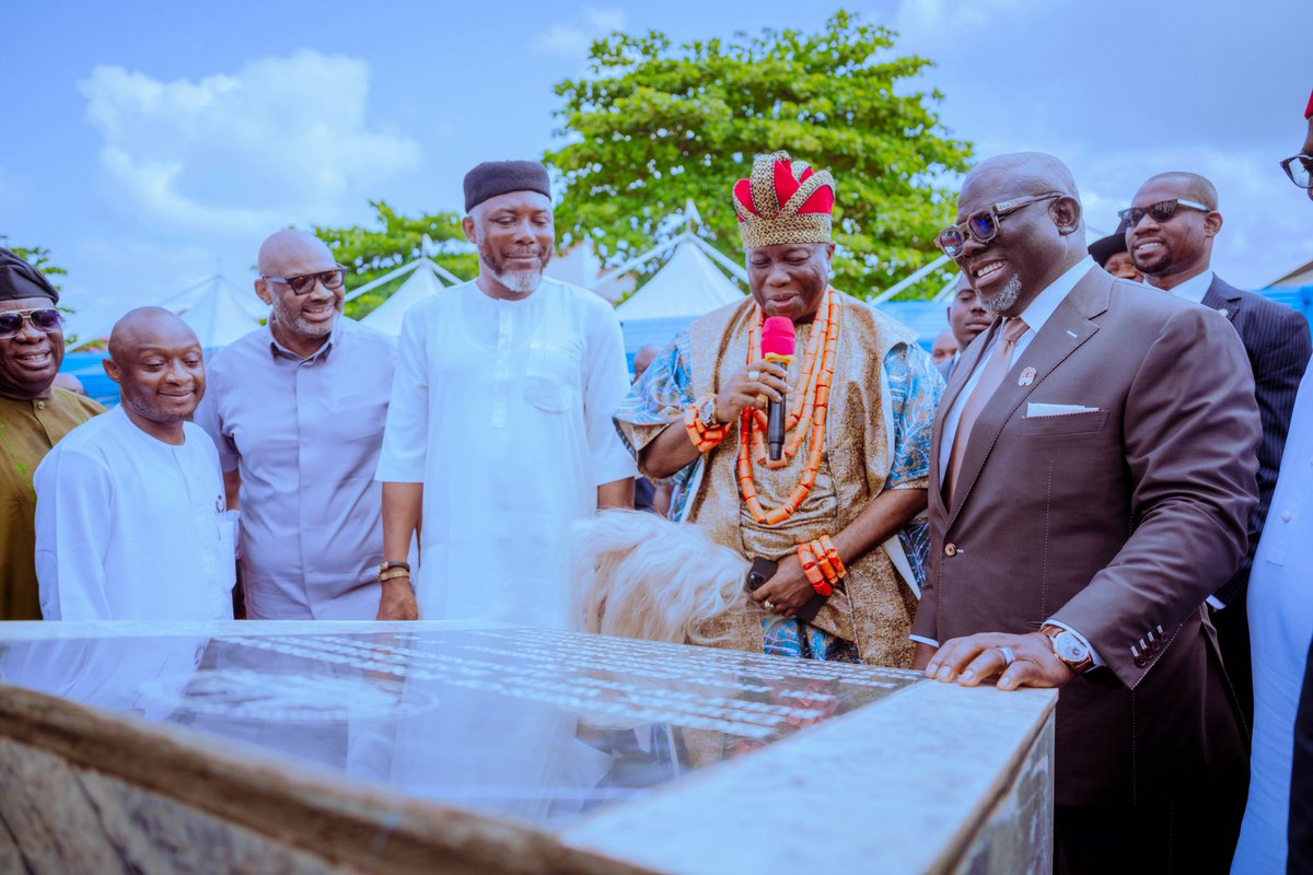 RtHonSheriff's tweet image. To bridge the accommodation deficit for Commissioners in their Quarters, today the Asagba of Asaba, Obi Prof. Epiphany Azinge (SAN), honoured us by inaugurating eight units of four-bedroom duplexes with attached Boys' Quarters in the Commissioners' Quarters, Asaba.
This…
