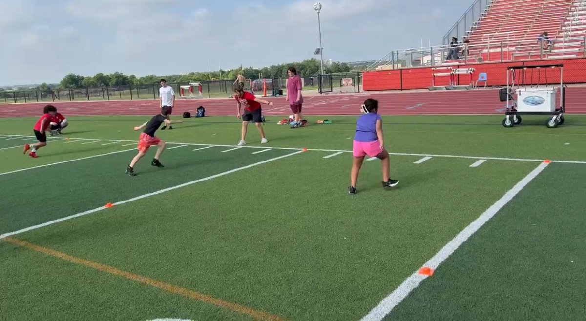 MrsCoachRoss's tweet image. When you kick it with Dad, you gotta put it work! Let’s go Mya Jade! 💪🏽💕 

*also props to dad for putting her hair up in the claw clip 😂