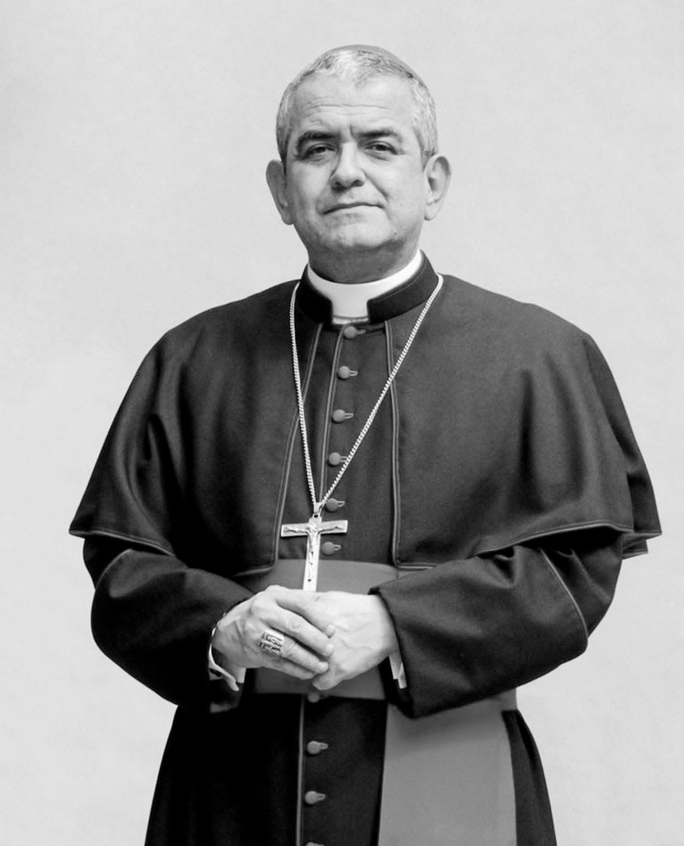 Lamento profundamente la partida de Monseñor Víctor Manuel Ochoa Cadavid. Fue un gran servidor de Dios, Obispo de la Diócesis de Málaga-Soatá, de Cúcuta y, más recientemente, Obispo Castrense, donde fue guía espiritual de nuestras Fuerzas Militares y de Policía.

Tuve el honor de