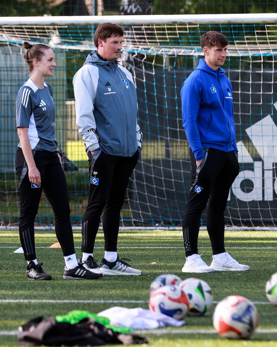 HSVYoungTalents's tweet image. Aus den eigenen Reihen: Sechs von acht Cheftrainer gehen mit ihrem Jahrgang mit - Trainerbesetzung für die Saison 2⃣0⃣2⃣5⃣/2⃣6⃣ im Nachwuchs des @HSV steht fest. ✔✍

Alle Infos: hsv.link/Trainer-2526 ⬅

#nurderHSV #HSVYoungTalents 

📸 Michael Schwarz
