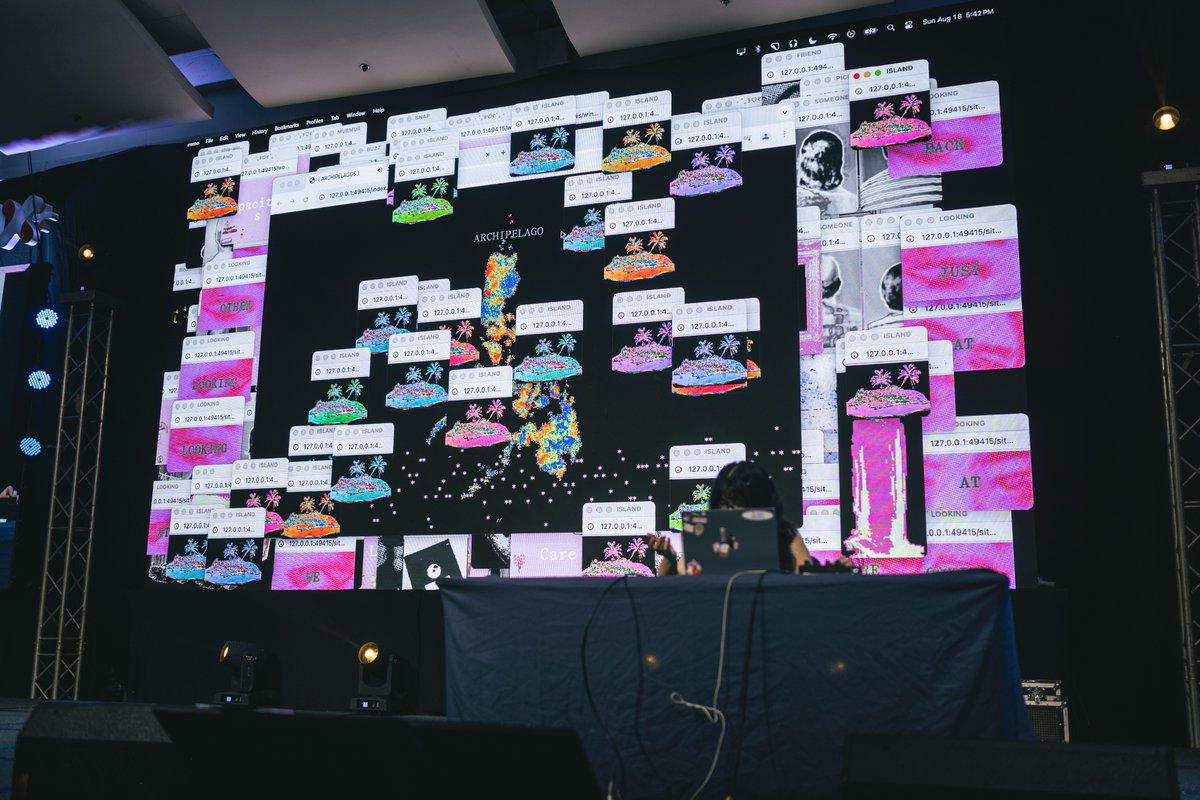 ⛰︎ ོ ༄
UX+ last year, in front of an audience of 2,200+ designers speaking on an archipelagic internet