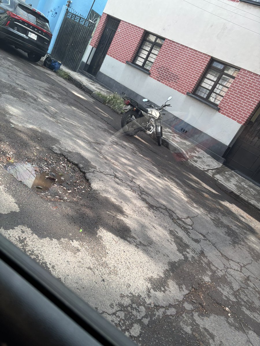 LvarezPau's tweet photo. @AlcCuauhtemocMx @AlessandraRdlv 
Podrían apoyar en la calle de acacias en Santa María la Ribera, ya está lleno de baches enormes https://t.co/AHEm2Lo6W4