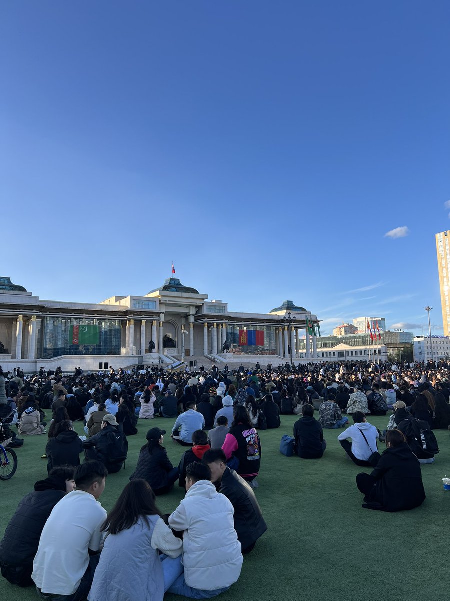 🇲🇳 Би өнөөдөр жагсаалд оролцлоо.

Ийм зөв, тодорхой, зохион байгуулалттай, ухаалаг жагсаалд очиж байсангүй...

Тэд хэн нэгний төлөө биш ирээдүйнхээ төлөө жагссан. 

Мэдээж залуусын ойлгохгүй нарийн нарийн асуудал байгаа гэхдээ тэр бол дараагийн асуудал...