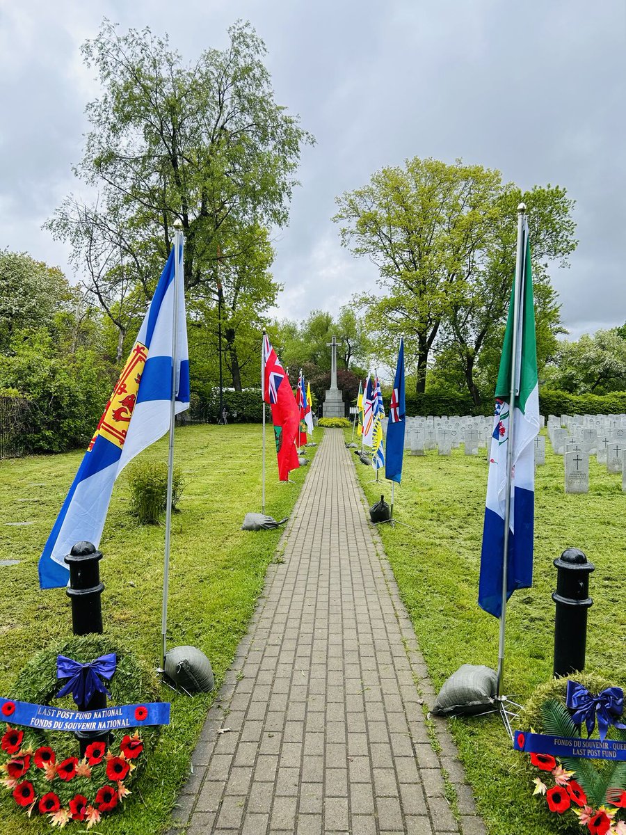 MartineLPF's tweet photo. Commemorative ceremony at the Notre-Dame des Neiges and Mont-Royal cemeteries, where the Last Post Fund made its first internments in 1910. https://t.co/ZOhCMp96RP