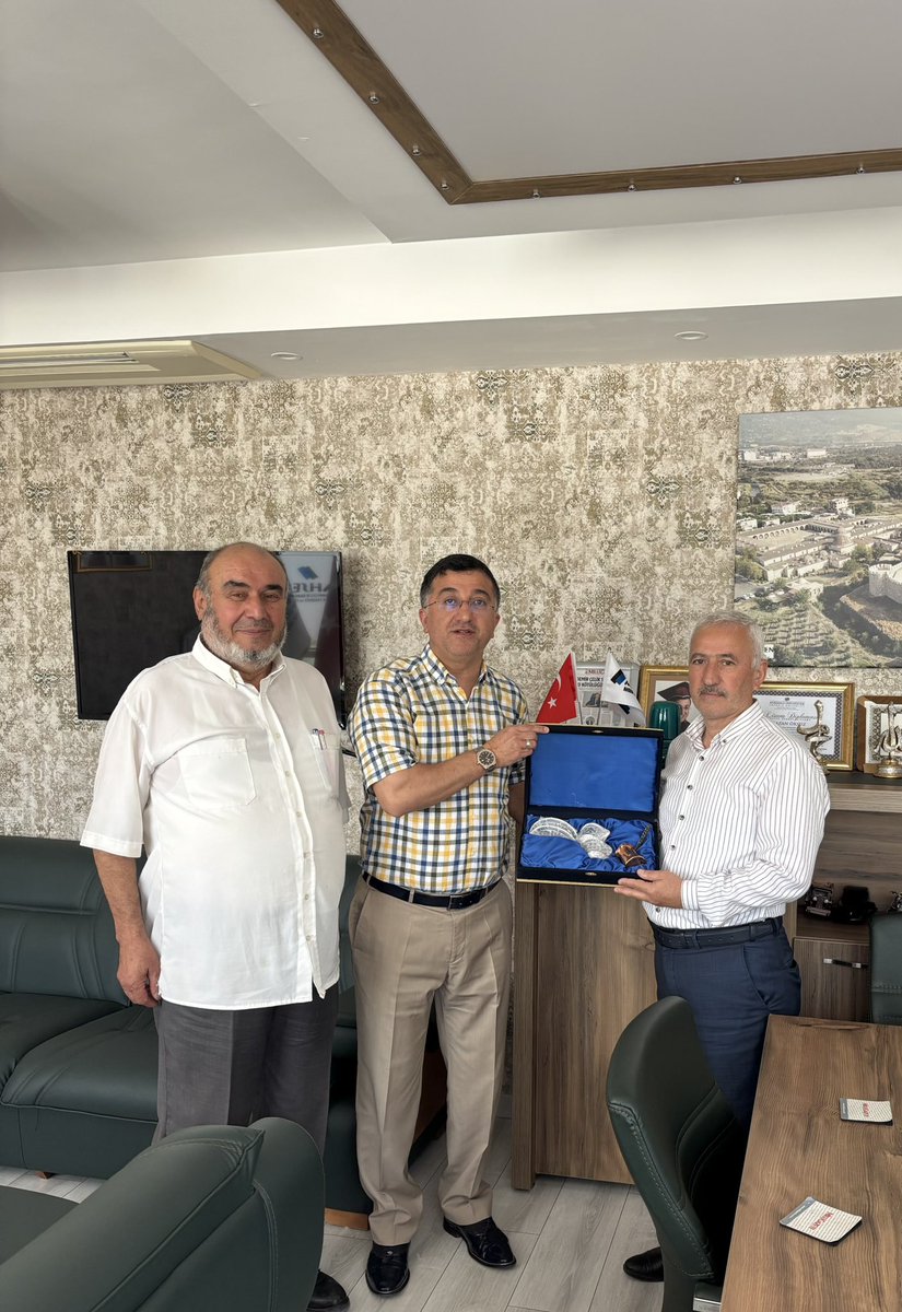 ahsendemircelik's tweet photo. HBB MECLİS ÜYESİ ÖZ’ÜN ZİYARETİ ! 

Hatay Büyükşehir Belediye Meclis Üyesi Yusuf Öz , Ahsen Demir Çeliğe nezaket ziyaretinde bulundu. Kendilerine teşekkür ederiz. https://t.co/NzLzdcdXSQ