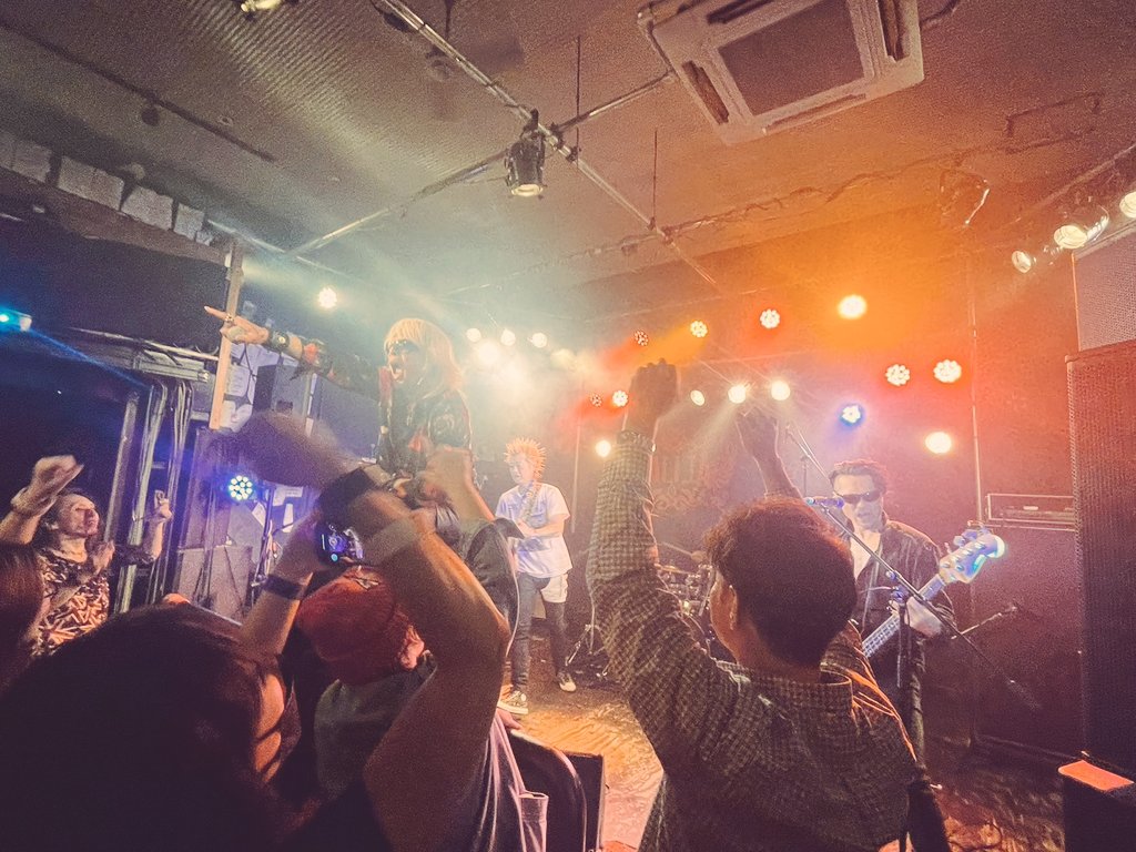 ５月３１日　上田Radius
VALLIA企画
【百花繚乱〜第３７幕〜】

２３年目に突入した
タケバンを迎えての百花繚乱

素晴らしい新譜を届けてくれた
最高過ぎる夜でした

共演者の皆さん
Radius スタッフの皆さん
Sp/Gt TOMOさん(THE SECT）
参戦してくれたお客様

心より感謝です
有難うございました❣️