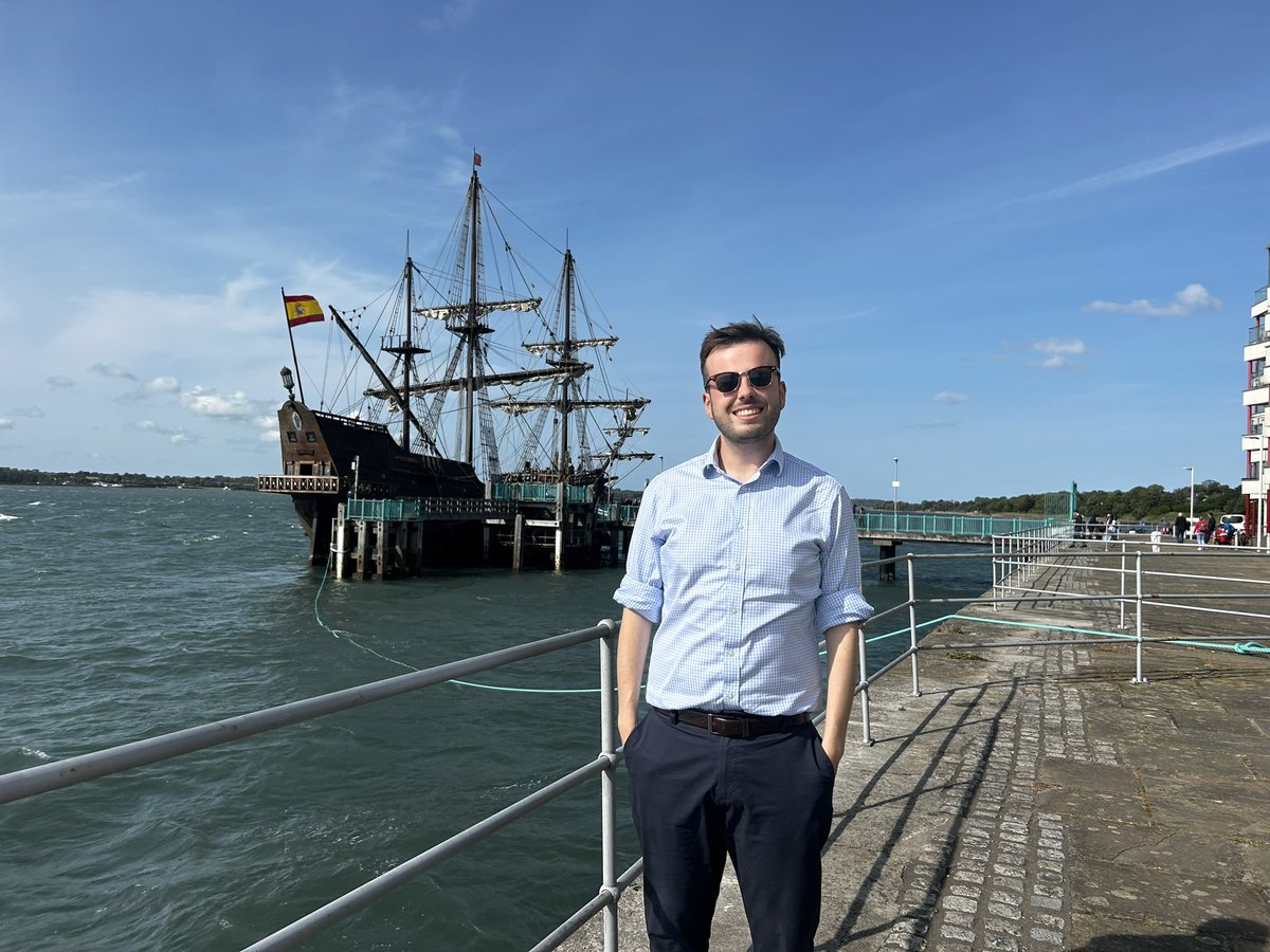 A massive Spanish Galeon is docked in #Caernarfon and you can go on board for a look. She sets sail again on Sunday - dont miss out! 

Tickets 👉 tickets.velacuadra.es/selection/time…