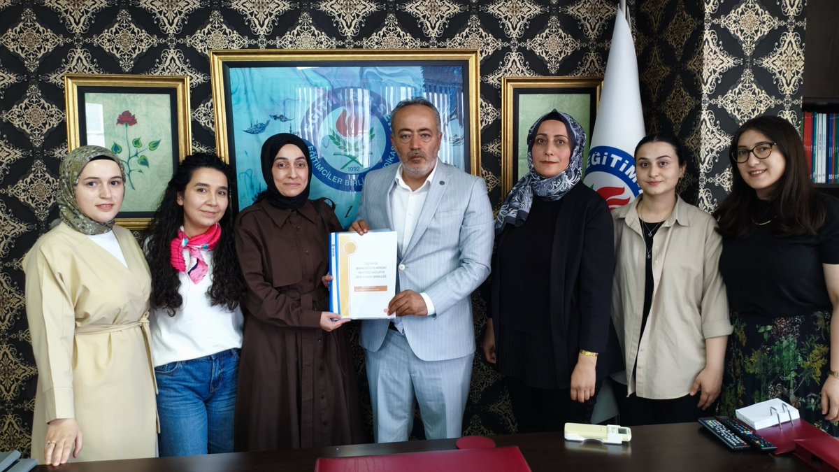 "Ek Atama Bekleyen Öğretmen Adayları  Şubemizi Ziyaret ettiler"
2025 yılı için açıklanan 15 bin öğretmen atamasında,  Kimya,Biyoloji ,Fizik ,Türk Dili Edebiyatı  ,Tarih , Coğrafya gibi  branşların içinde bulunduğu 78 branş da  çok düşük, hatta sembolik sayılarda kadro verilmesi