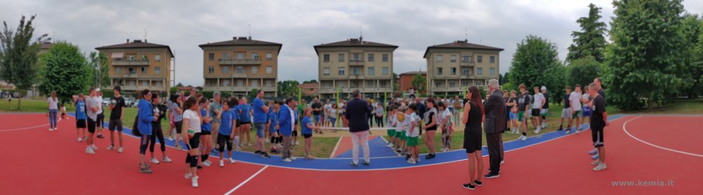 A Lomazzo c'era un giardinetto periferico.
Da oggi è un piazzale intitolato a Giacomo Matteotti ed ospita un piccolo centro per l'attività sportiva libera all'aperto (palestra, basket, volley).
Brava la nostra Sindaca.
Il tipo alto di spalle mi pare si chiami Pierluigi Marzorati.
