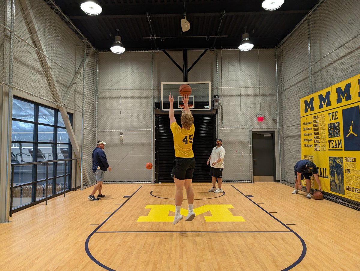 EliDeutsch07's tweet photo. Had an incredible experience at the Michigan camp today. Absolutely loved it there! Huge thanks to @JTBrown721 and other coaches/staff for the tour after camp, facilities blew me away it was such a nice place!! https://t.co/yvtbQLFmdQ