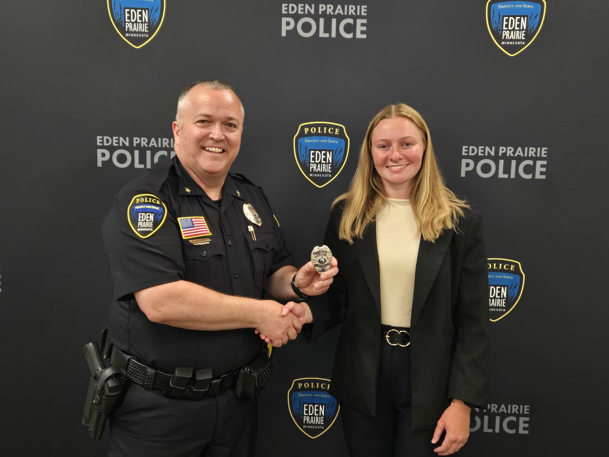 EdenPrairiePD's tweet image. Today Chief Matt Sackett administered the oath of office to the department’s newest police officer, McKenzie Mohlencamp.
edenprairie.org/Home/Component…