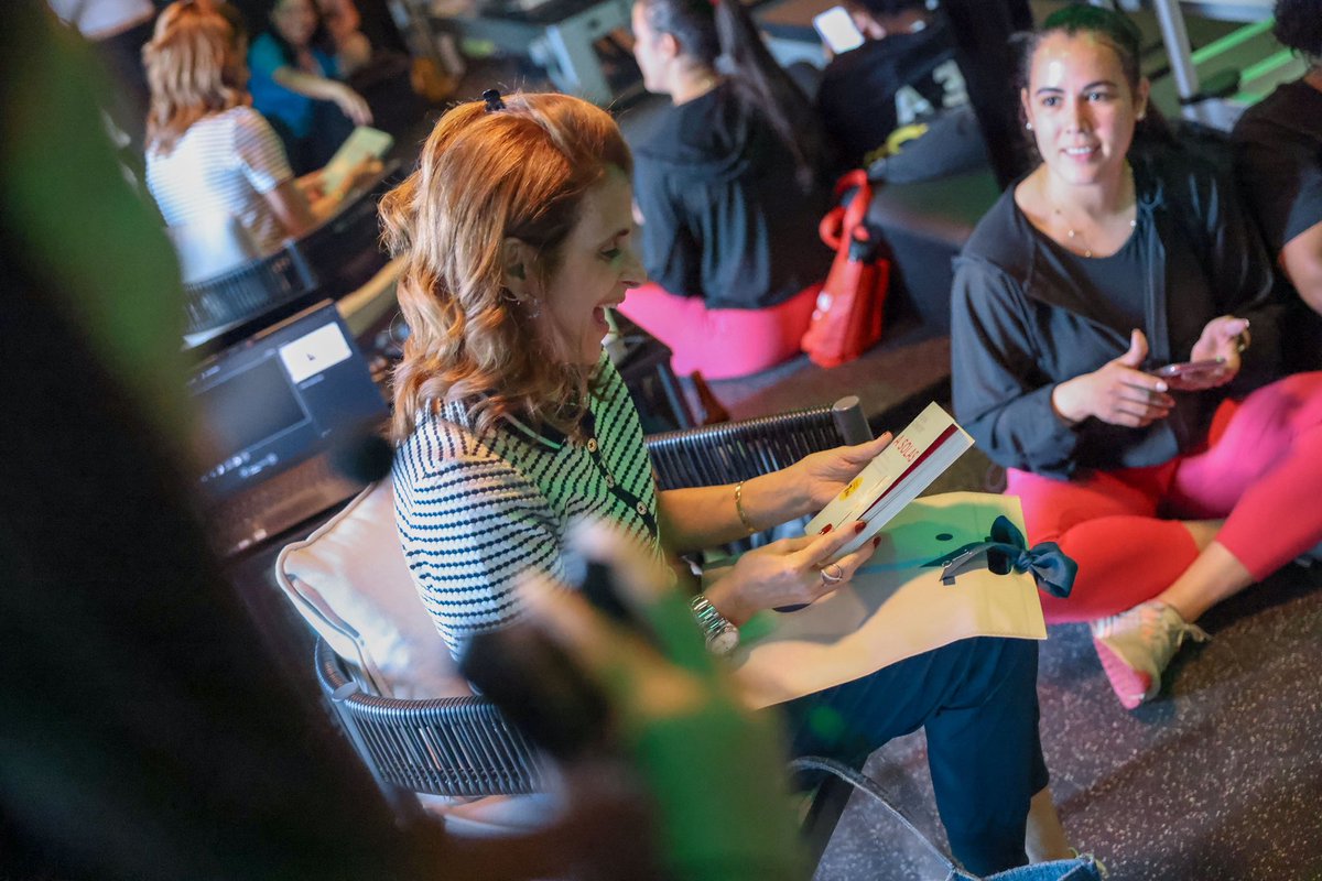 A veces, sin buscarlo, la vida nos regala encuentros que iluminan el alma. Este sábado pasado fue uno de esos momentos: conocí a un grupo de mujeres maravillosas, apasionadas por la lectura y unidas por el deseo profundo de dejar una huella en este mundo. Gracias de corazón al