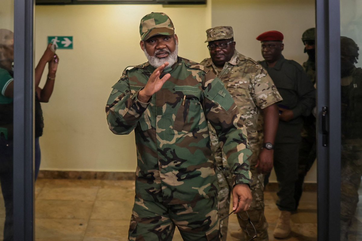 M. <a href="/MartinFayulu/">Martin Fayulu</a> confond la période de crise post-électorale avec la révolution menée par le coordonnateur <a href="/CorneilleNangaa/">Corneille NANGAA</a> ! Il est temps qu’il apprenne à contrôler ses émotions et à mettre de côté son égoïsme.  
Nous ne sommes pas là pour plaisanter !  
#Tshilombo doit partir!