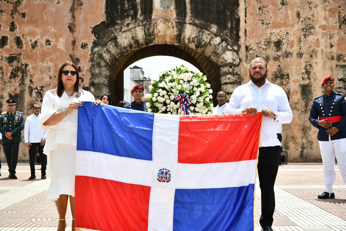 El acto de celebración concluyó con una ofrenda floral en el Altar de la Patria, donde nuestro administrador general reafirmó el compromiso del Banco Agrícola con el desarrollo del campo dominicano.

#80Aniversario
#CosechandoEsperanza
