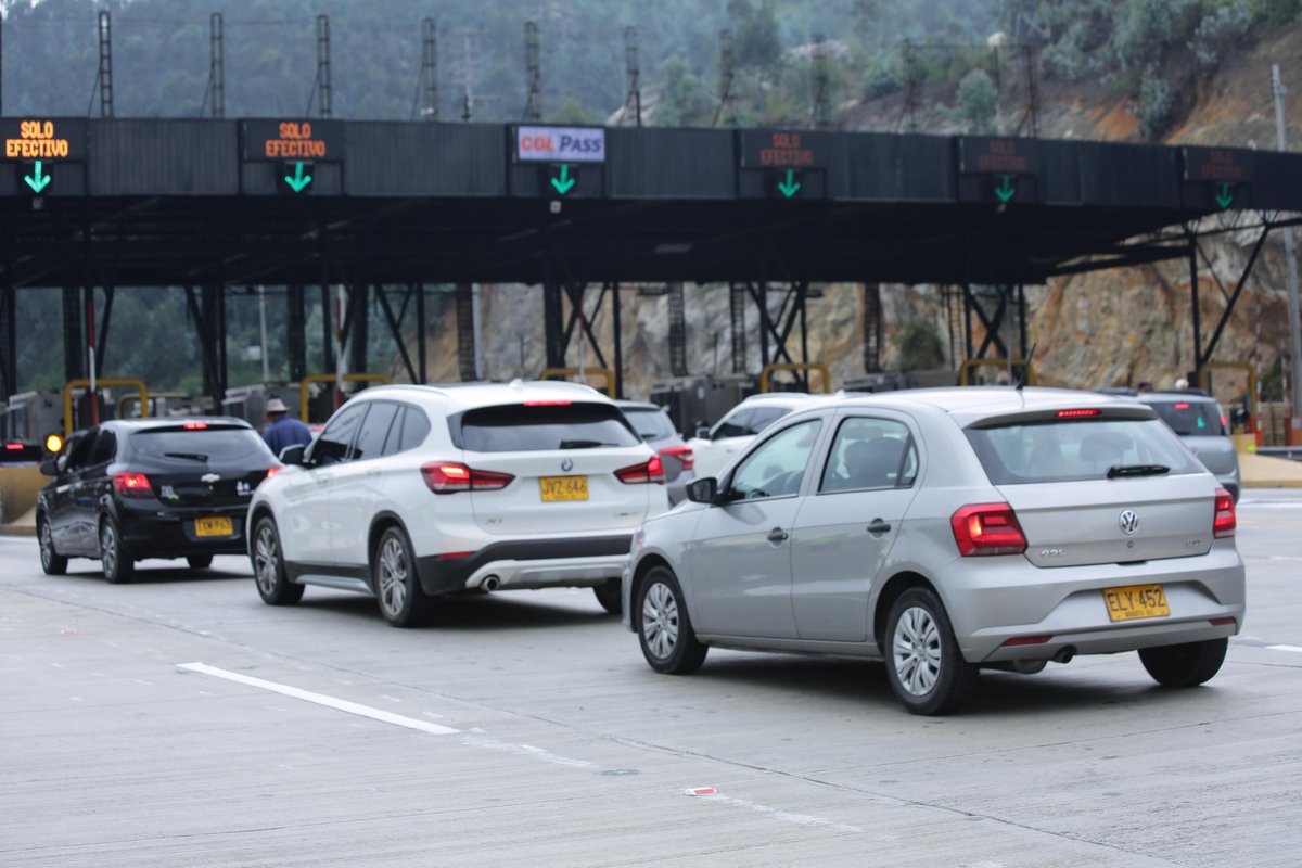 Durante el #PuenteFestivo, se han movilizado 2,28 millones de vehículos por las vías a cargo de la @Ani_Colombia. Solo el viernes se registró un aumento del 5% frente al año pasado. #VidaEnMovimiento 🚗📈