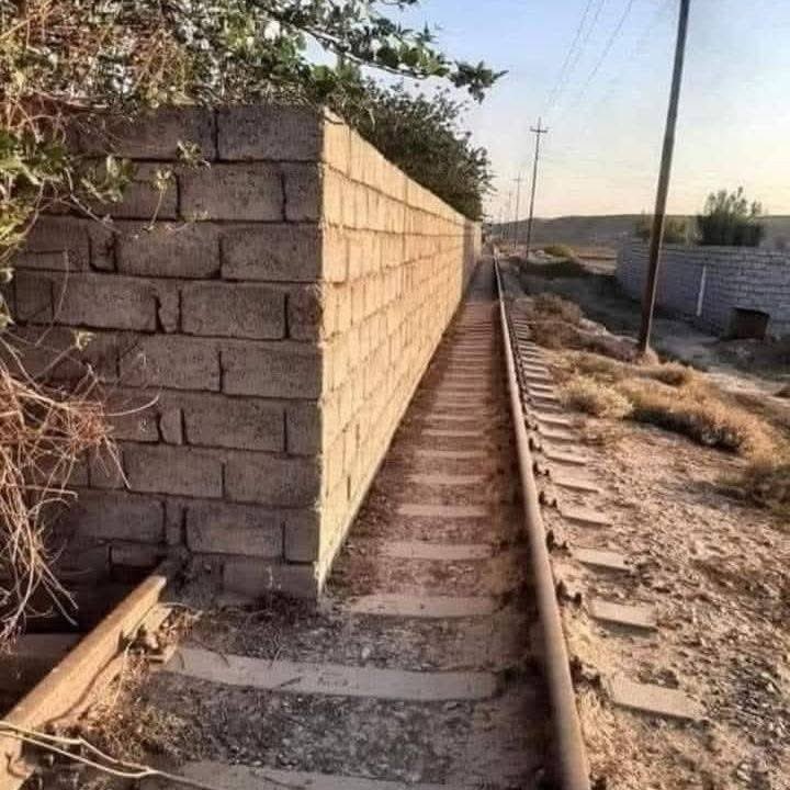 یہ شخص چاہتا تو ساری پٹڑی پر بھی قبضہ کر سکتا تھا مگر اس نے آدھی پٹڑی چھوڑ دی اور وہ شخص چاہتا تو سارا توشہ خانہ بھی بیچ سکتا تھا مگر اس نے صرف ایک گھڑی اور چند دوسرے تحفے بیچے۔۔۔ پاکستان ایسے ہی ایمانداروں کی وجہ سے اس حال میں ہے ۔۔۔