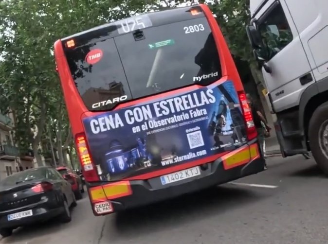 torigu 🏴 (@torigu_) on Twitter photo Una empresa catalana (<a href="/Sternalia/">SternaliaProductions</a>) publicitant una activitat a l'Observatori Fabra en un bus d'una ciutat catalana (Barcelona) en castellà 🫠 Una empresa catalana (<a href="/Sternalia/">SternaliaProductions</a>) publicitant una activitat a l'Observatori Fabra en un bus d'una ciutat catalana (Barcelona) en castellà 🫠