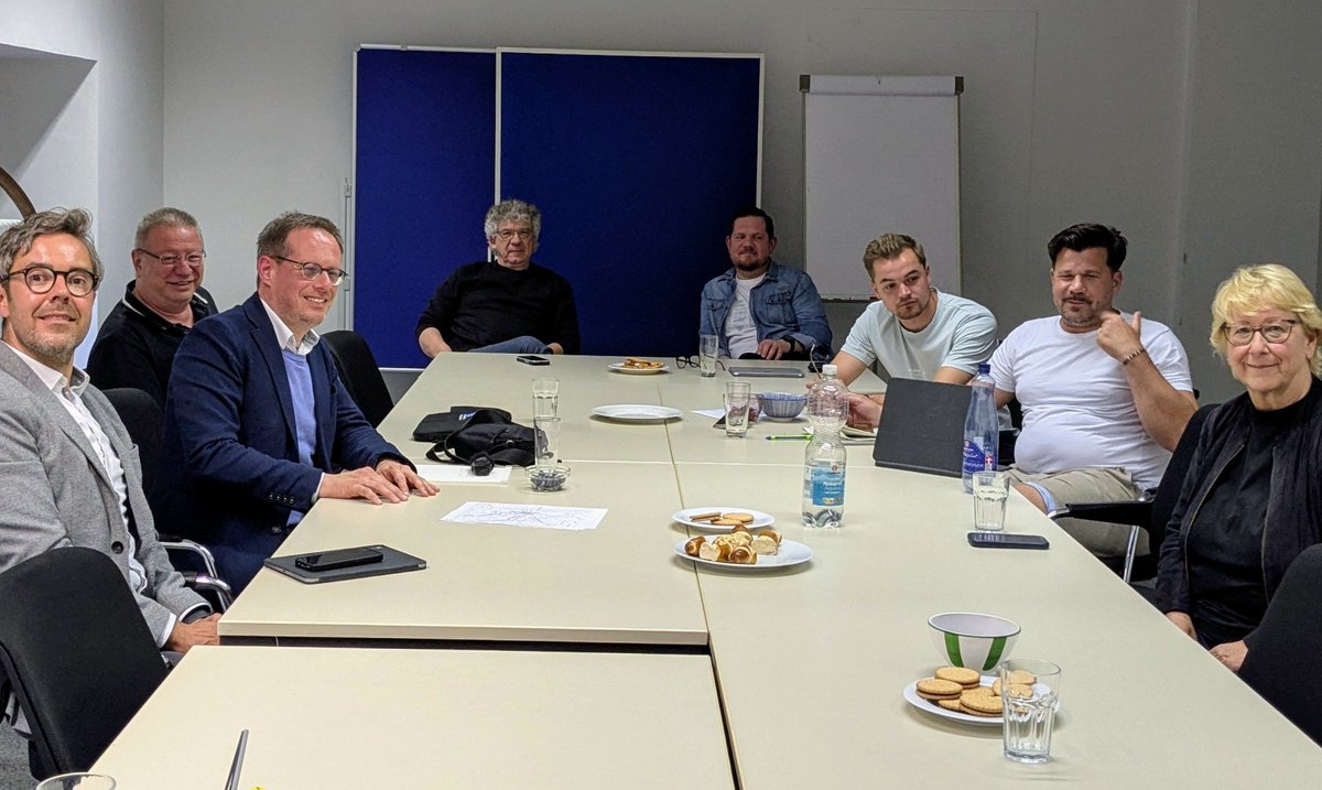 FDPMannheim's tweet photo. 1/2 Mobilität - ein Topthema in #Mannheim. Heute Abend haben wir im Rathaus mit Experten aus der Stadtverwaltung den Masterplan Mobilität 2035 diskutiert. Mit dabei u. a. unsere Fraktionsvorsitzende im Gemeinderat @BirgitReinemund und unser Vorsitzender @KonradStockmei1. https://t.co/krLuQikeeY