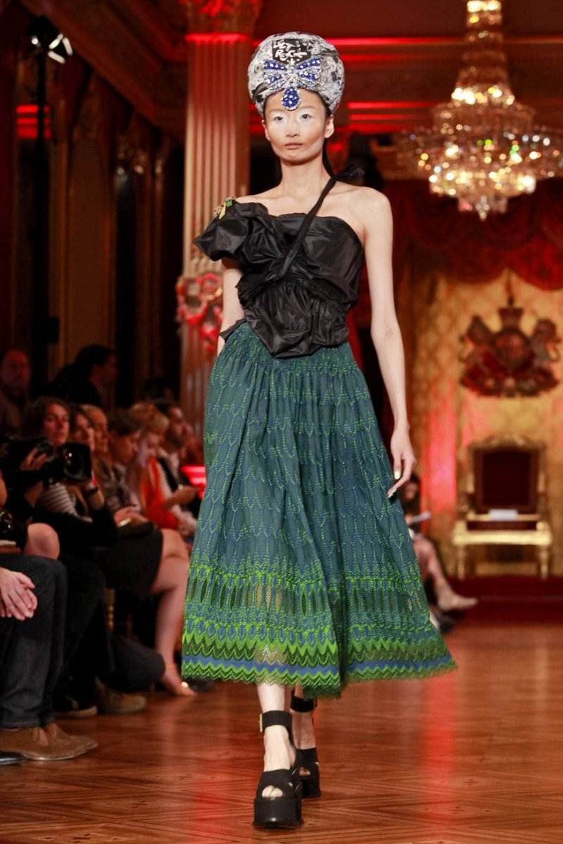 clear_narrative's tweet photo. the vivienne westwood &amp; valentino dichotomy https://t.co/LjAoIO9QQJ