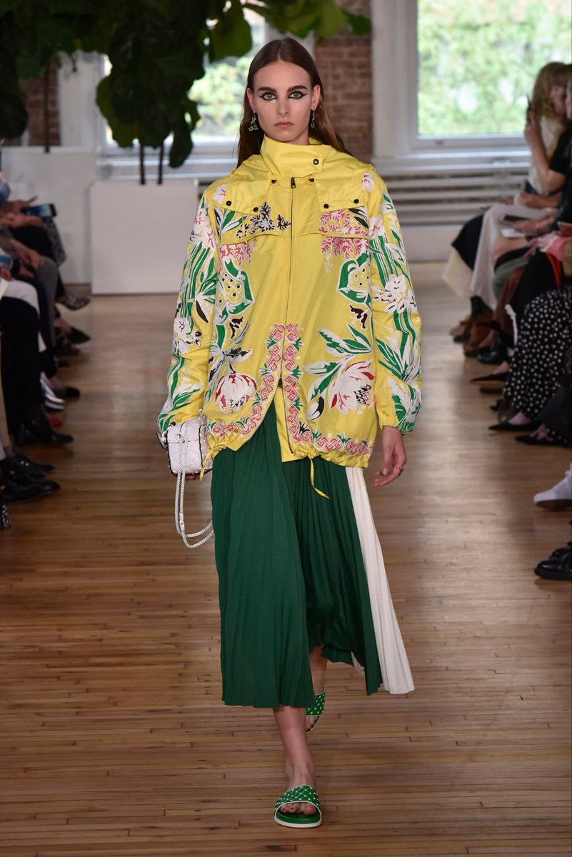 clear_narrative's tweet photo. the vivienne westwood &amp; valentino dichotomy https://t.co/LjAoIO9QQJ