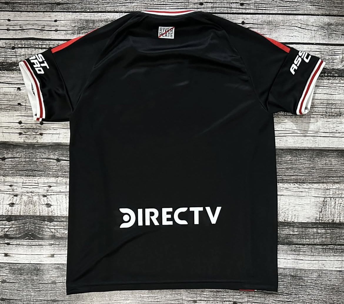 agussocampo18's tweet photo. Esta cuenta banca las nuevas camisetas de River. https://t.co/naji6Ct1Me