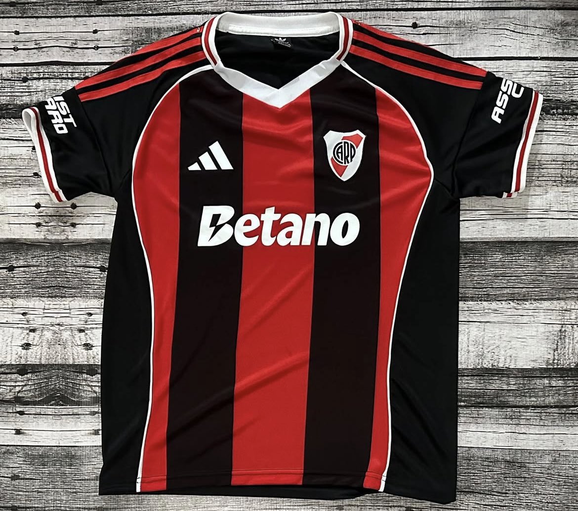 agussocampo18's tweet photo. Esta cuenta banca las nuevas camisetas de River. https://t.co/naji6Ct1Me