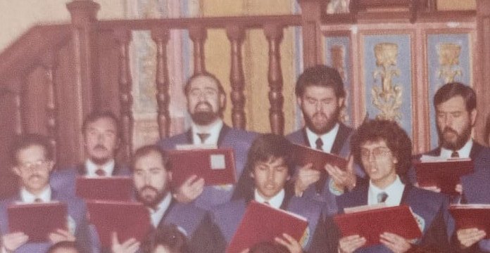 Ha muerto Antxón Jiménez, el magnífico tenor de la Schola Cantorum, el gran don Gonzalo del Tenorio alcalaíno, el profesor de tantas generaciones de complutenses, el amigo que me acogió con cariño paternal en el mejor coro que ha tenido esta ciudad ¡Gracias por darnos tanto! STTL