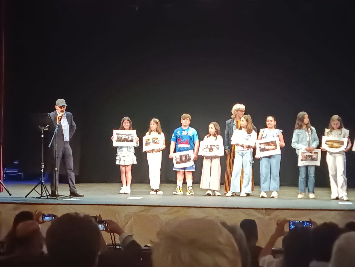 Este sábado,no teatro Pastor Díaz,tivo lugar a entrega de premios do concurso “Que botas en falta no teu concello?”,organizado polo Seminario de Estudos Terra de Viveiro.
Entre os gañadores atópanse dous alumnos nosos:Vega Salgueiro  e Félix Murado.
Parabéns a todos os premiados!