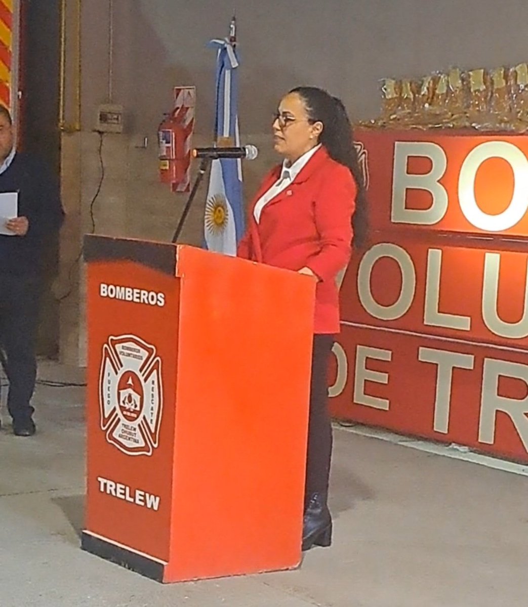 Día del Bombero Voluntario:
Hoy en #Trelew rendimos homenaje a quienes arriesgan su vida por el bienestar de nuestra comunidad.
Reconocimos trayectorias destacadas y entregamos una nueva unidad móvil para fortalecer su labor.
¡Gracias por su compromiso y vocación de servicio!