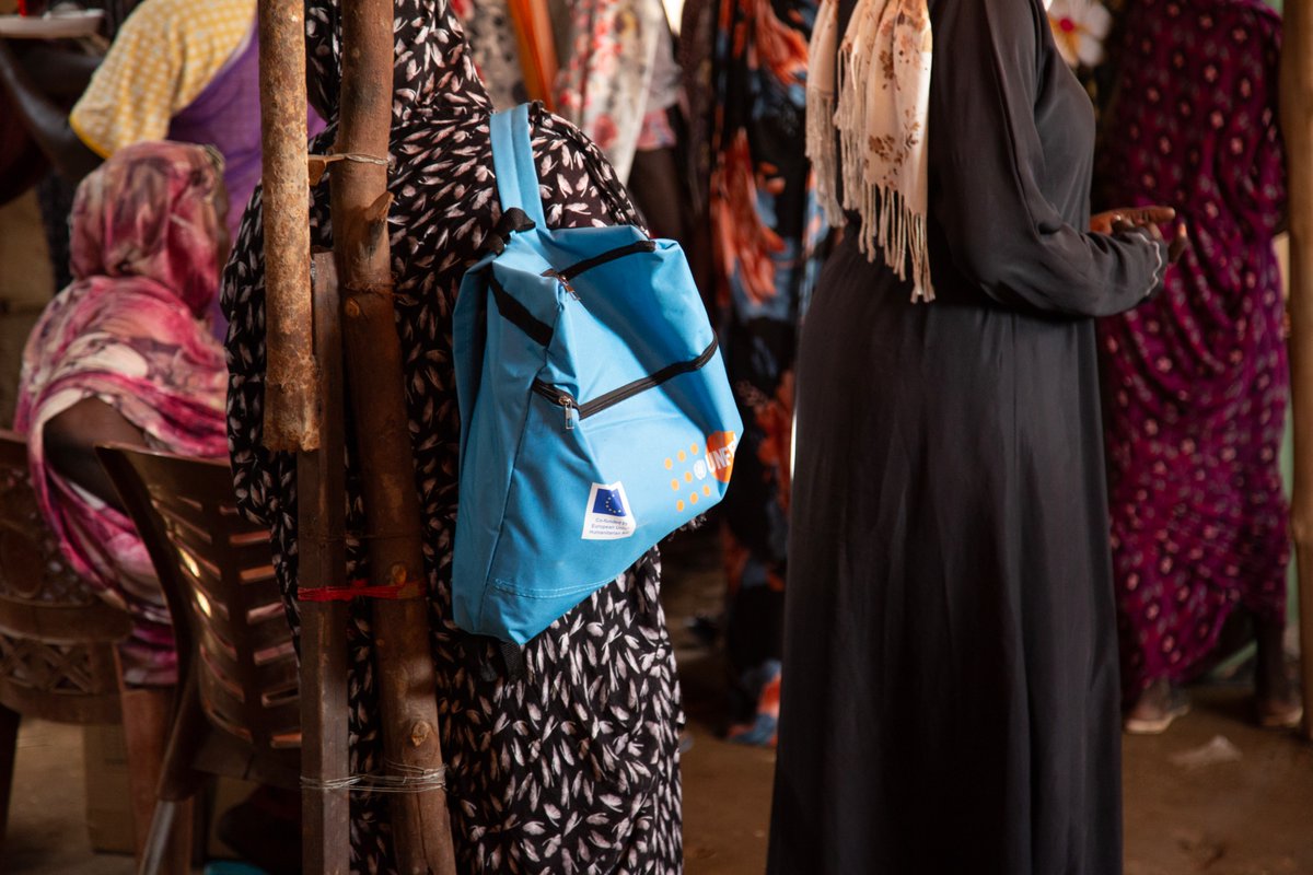 _UnfpaSudan's tweet image. More than 18,500 dignity kits were distributed to crisis-affected women and girls in Sudan over the past 12 months, with support from @eu_echo.
Each kit contains essential items for women’s hygiene and health. #ForSudan