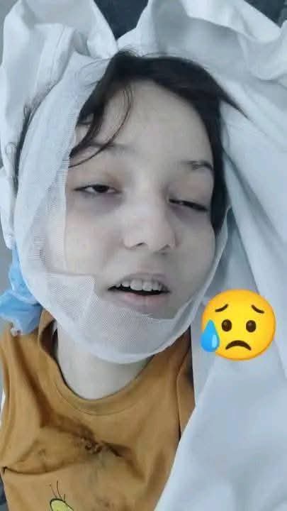 إِنَّا لِلّهِ وَإِنَّـا إِلَيْهِ رَاجِعونَ😭😭😭

اسلام آباد: تھانہ سنبل کی حدود میں چترال سے تعلق رکھنے والی ٹک ٹاکر ثنا یوسف قتل

ثنا یوسف کو گھر آئے مہمان نے گولیاں ماری اور فرار ہو گئے۔ پولیس زرائع

پولیس نے لاش پوسٹ مارٹم کے لیےپمز منتقل کر دی، تفتیش جاری ہیں۔
#sanayousaf