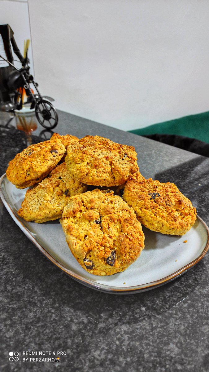 Perzarhos's tweet photo. Ke winter, let's bake...
Full detailed recipe ke yeo fam🫶

INGREDIENTS:
-5 cups of flour
-1 cup of sugar
-5 teaspoon of baking powder
-1 teaspoon of salt
-1 teaspoon of bicarbonate of soda
-Stork baking margarine
-Coconut milk
-1 cup of custard/yoghurt/Maas
-5 eggs
-1 teaspoon of vanilla/caramel essence
-Raisins(optional)

INSTRUCTION:

BOWL ONE:
In an empty bowl put flour, suger, baking powder, salt, raisins and cold grated margerine(from the fridge).
Rub them together until they resemble crumbs.

BOWL TWO:
In an empty bowl beat your eggs, add amasi/ yoghurt, coconut milk, vannila essence and mix together.

Mix bowl 1(dry ingredients) and bowl 2(wet ingredients until they form a dough.

On a floured surface roll the dough.
Cut your dough using cookie cutter.

In a preheated oven 180° . Bake your scones until they are brown.

Enjoy🙏 and follow me for more recipes🥧

Instagram link: https://t.co/4MhqDgJvav
Tiktok link: https://t.co/XSM5SePFRA