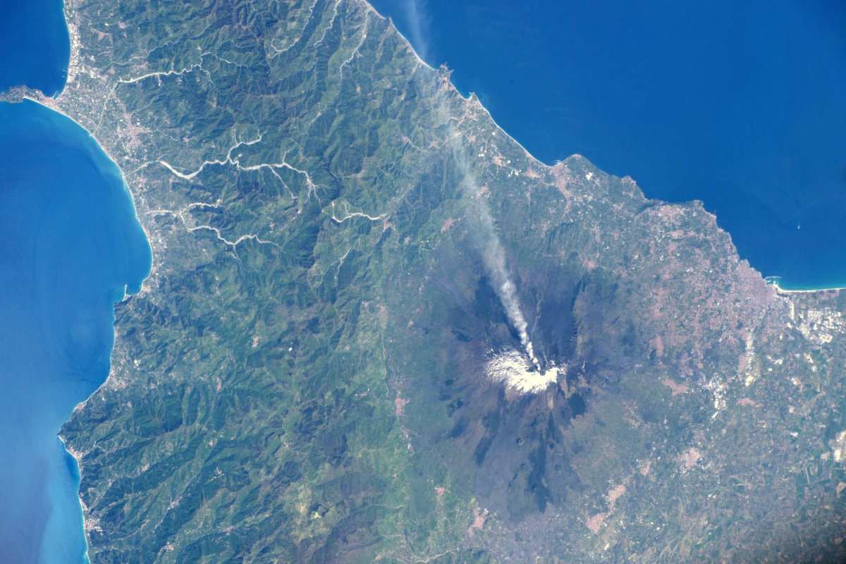 astro_timpeake's tweet image. I was able to photograph Mt Etna’s activity a number of times from the ISS but never on this scale. 

📹Steve Turtle
📷 Tim Peake ESA/NASA 

#etnaeruption