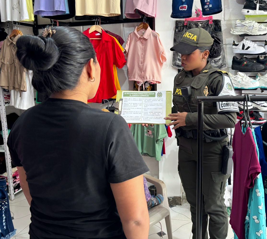 PoliciaDECOR's tweet photo. 🚨 #Tierralta | ¡La #PolicíaComunitaria está contigo! 
▶️ Brindamos recomendaciones de seguridad a comerciantes.  
▶️ Prevenimos el hurto a establecimientos.  
▶️ Fomentamos la denuncia para proteger tu negocio.  
💚¡Juntos construimos seguridad! 👮🚔 https://t.co/E7IJuNFbB6
